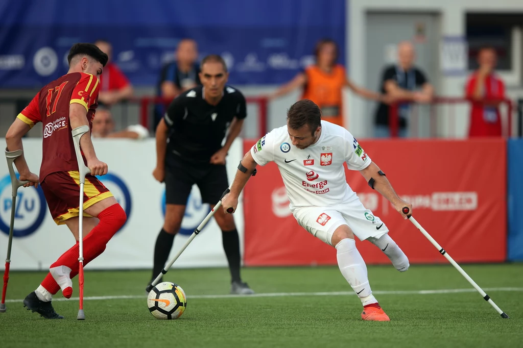Jakub Kożuch (P) i Fran Castilla (L) podczas meczu Polska - Hiszpania (1-1) na ME w Krakowie Jakub Kożuch (P) i Fran Castilla (L) podczas meczu Polska - Hiszpania (1-1) na ME w Krakowie