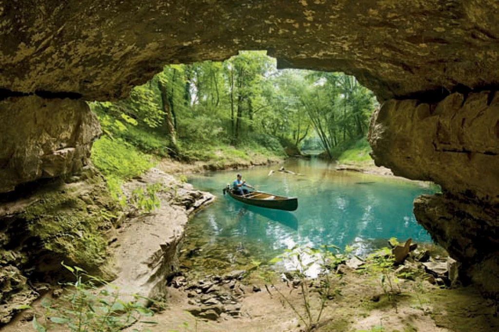 Jaskinia znajduje się na terenie parku narodowego