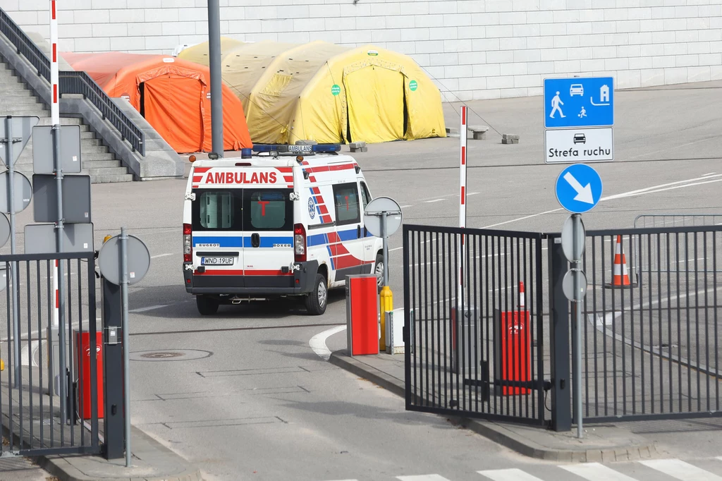 Karetka wjeżdza na teren Stadionu Narodowego, gdzie powstał szpital tymczasowy Karetka wjeżdza na teren Stadionu Narodowego, gdzie powstał szpital tymczasowy