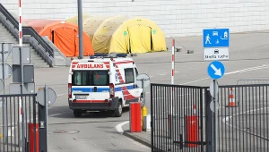 Karetka wjeżdza na teren Stadionu Narodowego, gdzie powstał szpital tymczasowy