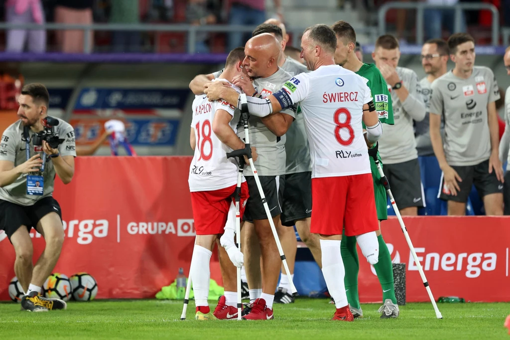 Marek Dragosz ze swoimi podopiecznymi po zwycięskim meczu Marek Dragosz ze swoimi podopiecznymi po zwycięskim meczu