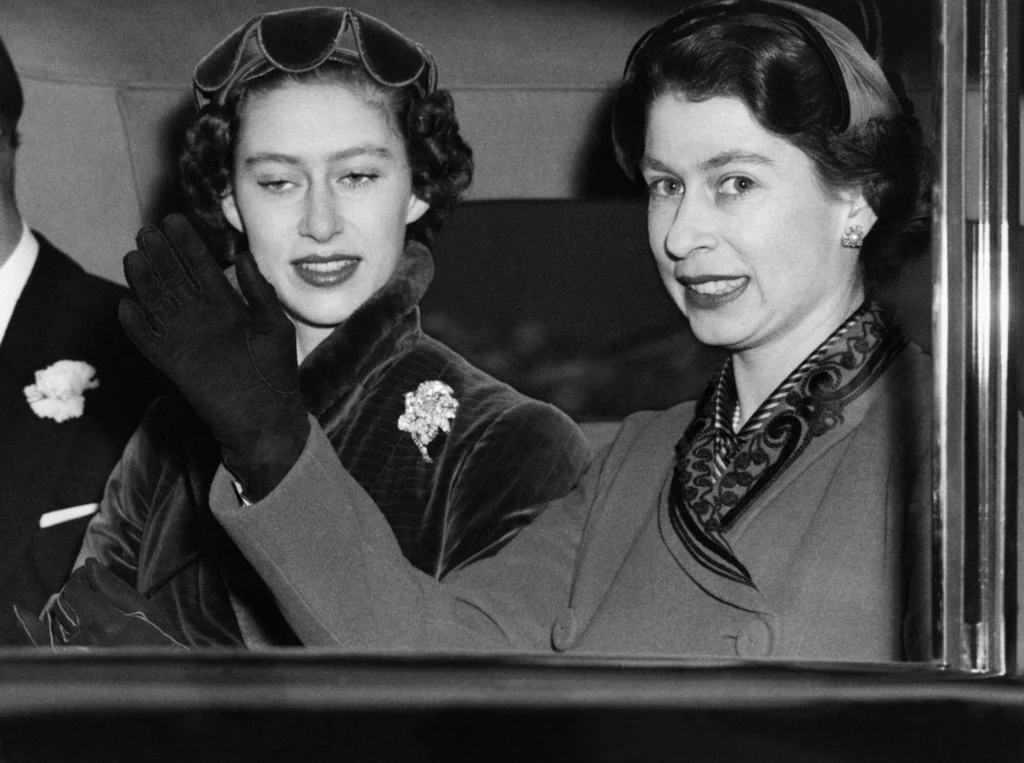 Królowa Elżbieta i księżniczka Małgorzata na wspólnym zdjęciu w 1953 roku