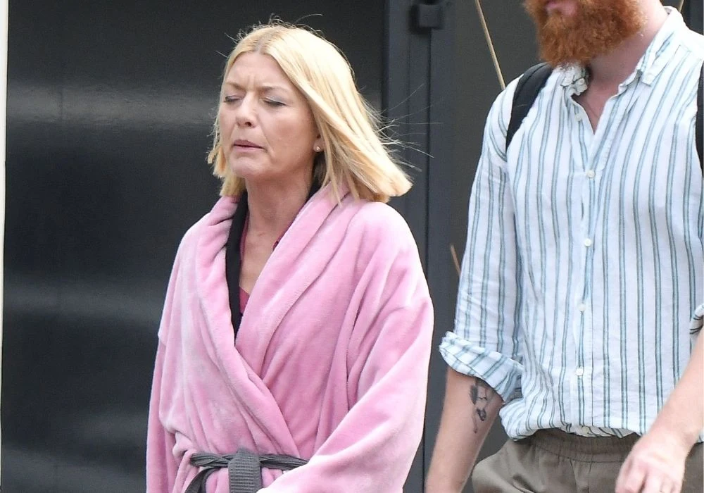 Edyta Olszówka w różowym szlafroku z mężczyzną