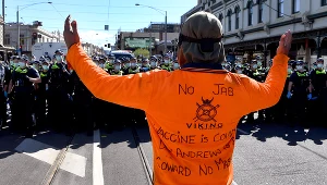 Protesty przeciwników restrykcji w Melbourne w Australii