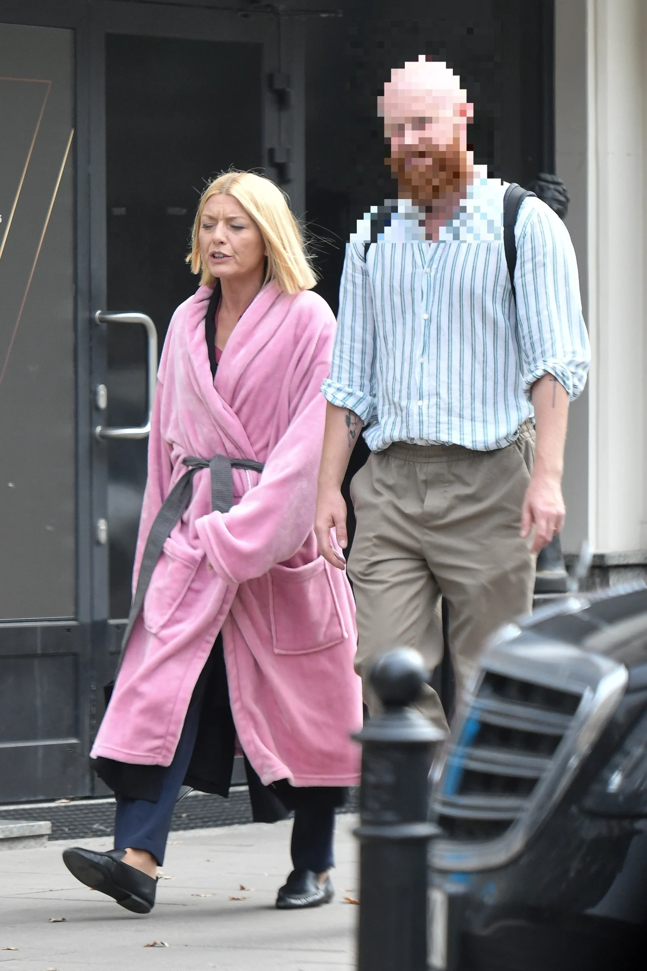 Edyta Olszówka w różowym szlafroku z mężczyzną Edyta Olszówka w różowym szlafroku z mężczyzną