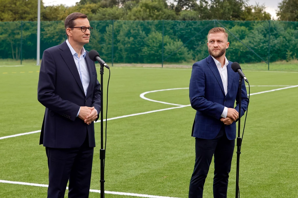 Premier Mateusz Morawiecki i piłkarz Jakub Błaszczykowski podczas w uroczystego otwarcia boiska do piłki nożnej w Truskolasach Premier Mateusz Morawiecki i piłkarz Jakub Błaszczykowski podczas w uroczystego otwarcia boiska do piłki nożnej w Truskolasach