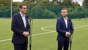 Premier Mateusz Morawiecki i piłkarz Jakub Błaszczykowski podczas w uroczystego otwarcia boiska do piłki nożnej w Truskolasach