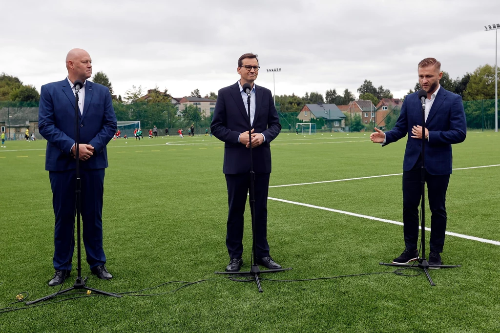 Premier Mateusz Morawiecki (C), wójt gminy Wręczyca Wielka Tomasz Osiński (L) i piłkarz Jakub Błaszczykowski (P) podczas w uroczystego otwarcia boiska do piłki nożnej w Truskolasac Premier Mateusz Morawiecki (C), wójt gminy Wręczyca Wielka Tomasz Osiński (L) i piłkarz Jakub Błaszczykowski (P) podczas w uroczystego otwarcia boiska do piłki nożnej w Truskolasac