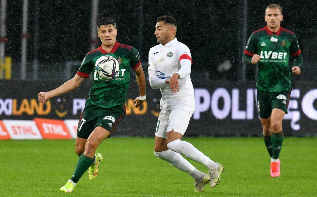 Leandro (w białej koszulce) i Petr Schwarz w meczu Radomiak - Śląsk