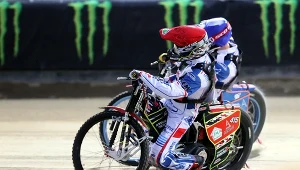 Francuscy zawodnicy jadący ramię w ramię