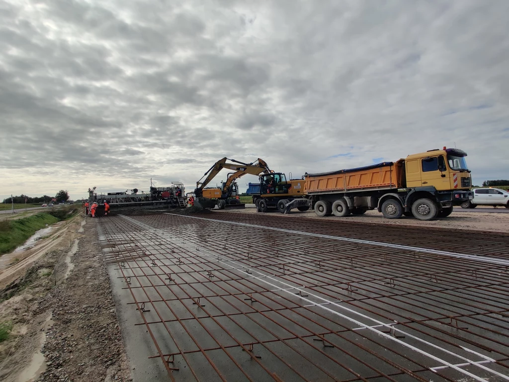 Układanie nawierzchni betonowej o zbrojeniu ciągłym