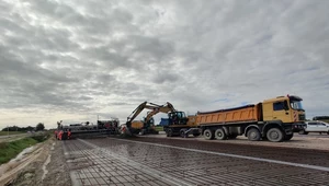 Układanie nawierzchni betonowej o zbrojeniu ciągłym