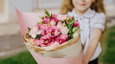 14 października nauczyciele są obdarowywani drobnymi prezentami w postaci kwiatów lub słodyczy
