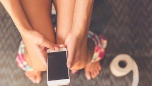 W toalecie warto poświęcić chwilę, by spojrzeć na to, co wydalamy. Prawidłowy stolec to ważny wskaźnik zdrowia