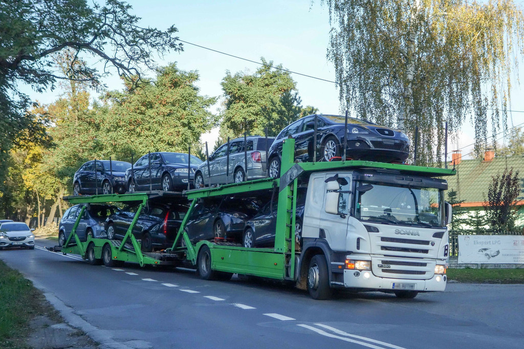 Laweta ze sprowadzanymi do kraju używanymi samochodami.