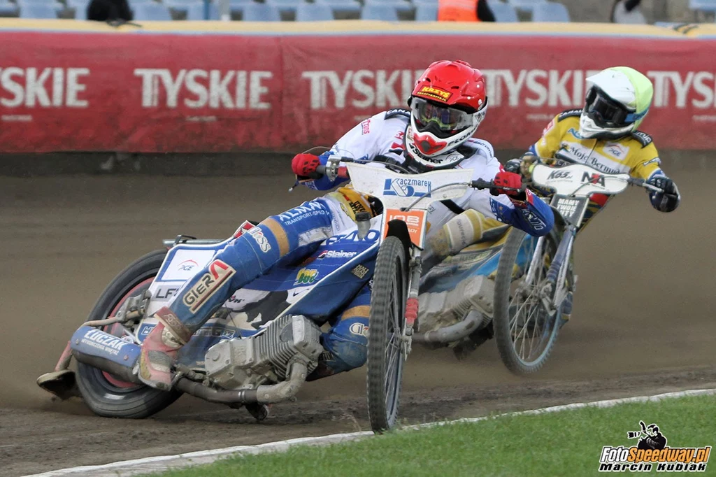 Damian Ratajczak, za nim Rafał Karczmarz