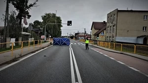 Piesza szła na czerwonym, kierowca uciekł. Policja apeluje