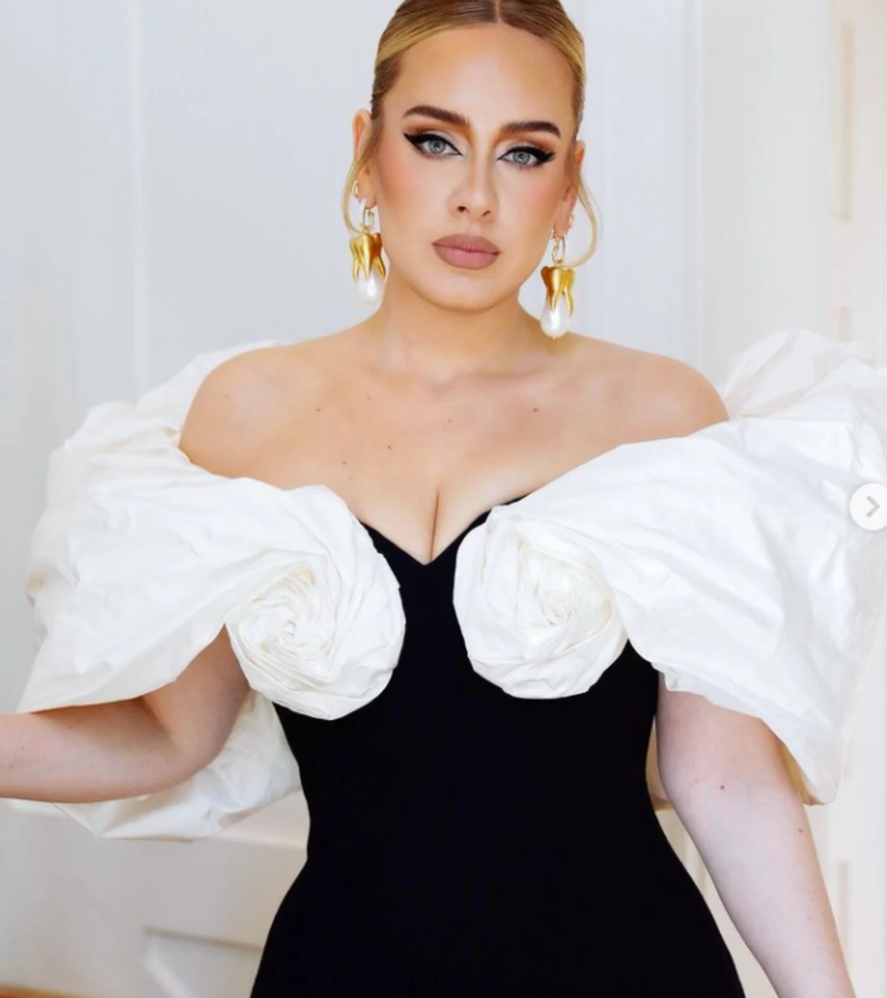 Adele, fot. https://www.instagram.com/schiaparelli/ Adele, fot. https://www.instagram.com/schiaparelli/