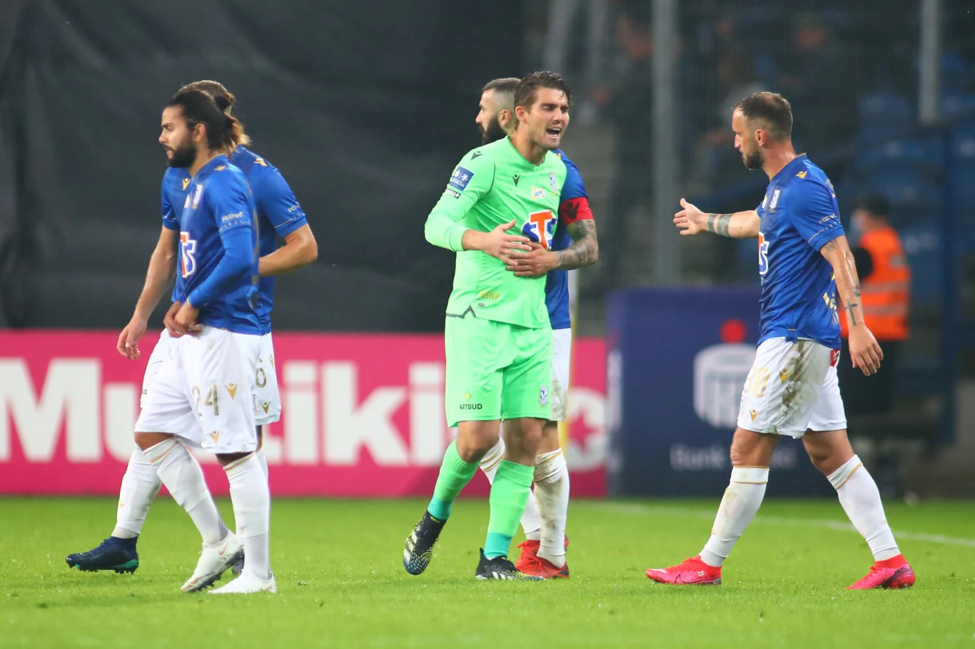 Mickey van der Hart schodzi z boiska w meczu Lech Poznań - Wisła Kraków Mickey van der Hart schodzi z boiska w meczu Lech Poznań - Wisła Kraków