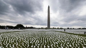 Ponad 660 tys. białych flag na terenie parku National Mall w Waszyngtonie, jako upamiętnienie Amerykanów, którzy zmarli na COVID-19