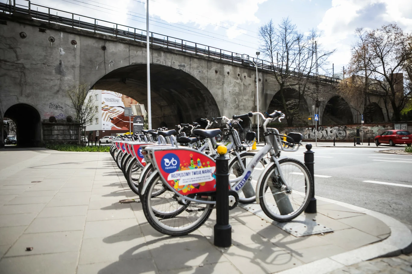 Współdzielone rowery szturmem wdarły się na ulice polskich miast. Teraz jednak takie systemy dostały "zadyszki" Współdzielone rowery szturmem wdarły się na ulice polskich miast. Teraz jednak takie systemy dostały "zadyszki"