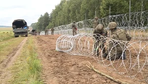 na wschodniej granicy powstał płot, który ma zapobiec przedostawaniu się nielegalnych imigrantów z Białorusi do Polski
