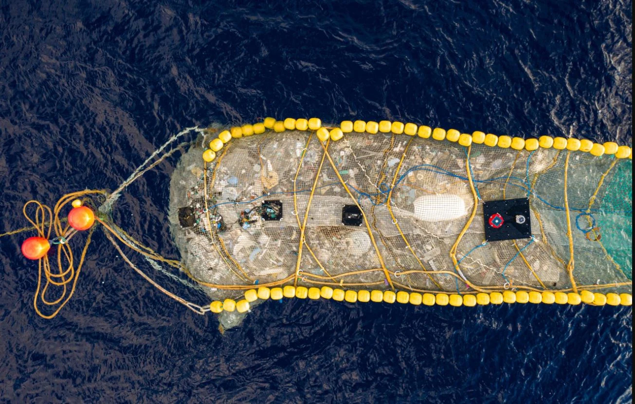 System opracowany przez młodego Holendra miał umożliwić sprzątnięcie 90 proc. śmieci z oceanów, w tym wielkiej pacyficznej wyspy śmieci. Fot. The Ocean Cleanup