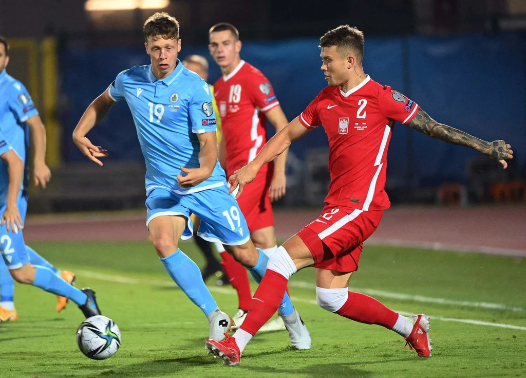 Kamil Piątkowski (z prawej) zawinił utratę bramki w meczu z San Marino, którą strzelił Nicola Nianni (z lewej).