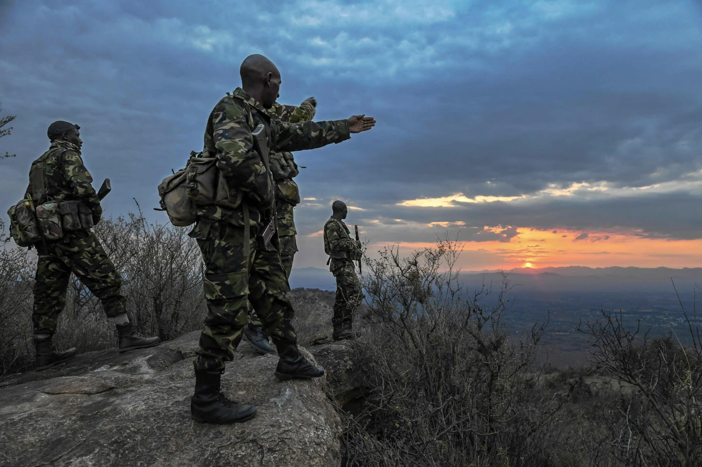 Kłusownicy coraz częściej posiadają sprzęt na miarę wojskowe, więc strażnicy pilnujący porządku muszą być odpowiednio wyposażeni dla swojego bezpieczeństwa.