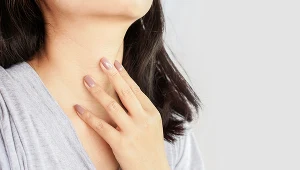 Objawy, które mogą wskazywać na raka tarczycy, zaobserwujemy na początku w okolicach szyi