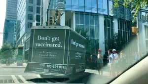 Ciężarówka zakładu pogrzebowego z napisem "nie szczep się" jeździła po USA