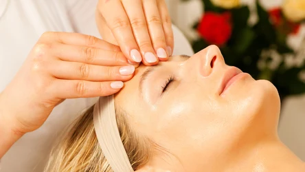 Masaż Kobido nazywany jest nieinwazyjnym liftingiem.