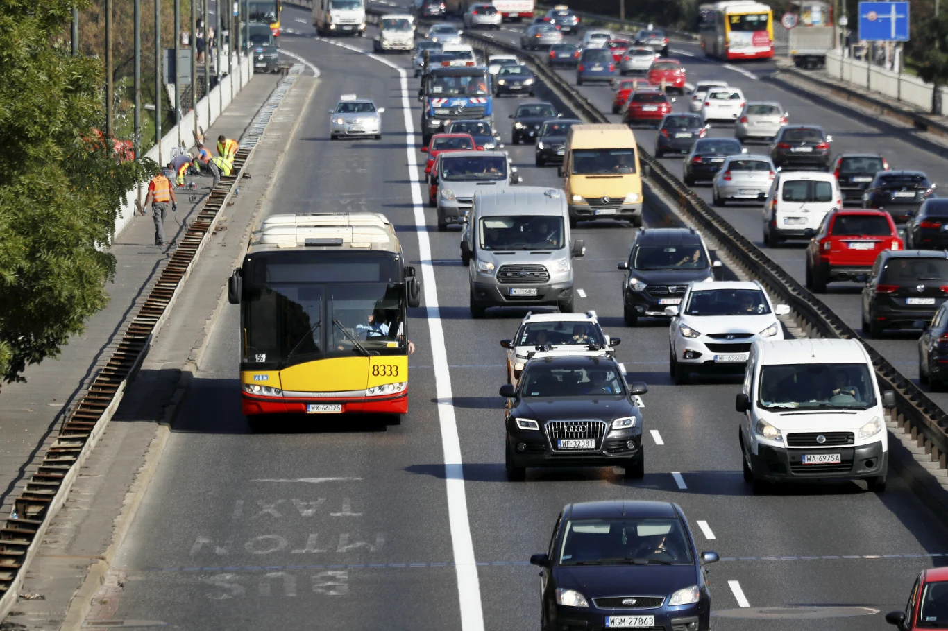 Dzień bez samochodu ma skłonić mieszkańców miast, by przesiedli się do pojazdów komunikacji miejskiej Dzień bez samochodu ma skłonić mieszkańców miast, by przesiedli się do pojazdów komunikacji miejskiej