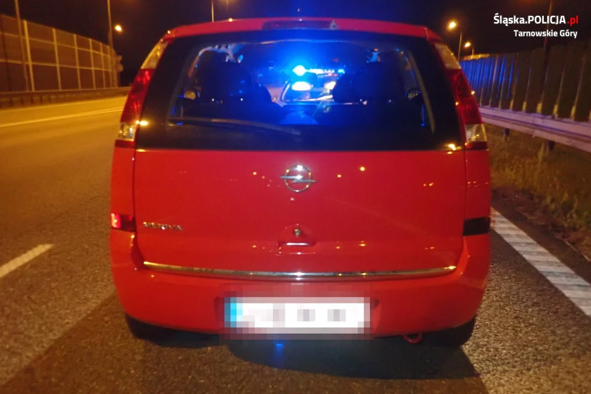 Samochód stał (pod prąd) na lewym pasie autostrady, a pijany kierowca spał za kierownicą Samochód stał (pod prąd) na lewym pasie autostrady, a pijany kierowca spał za kierownicą