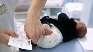Badanie w celu wykrycia fenyloketonurii polega na pobraniu krwi dziecka na specjalną bibułkę