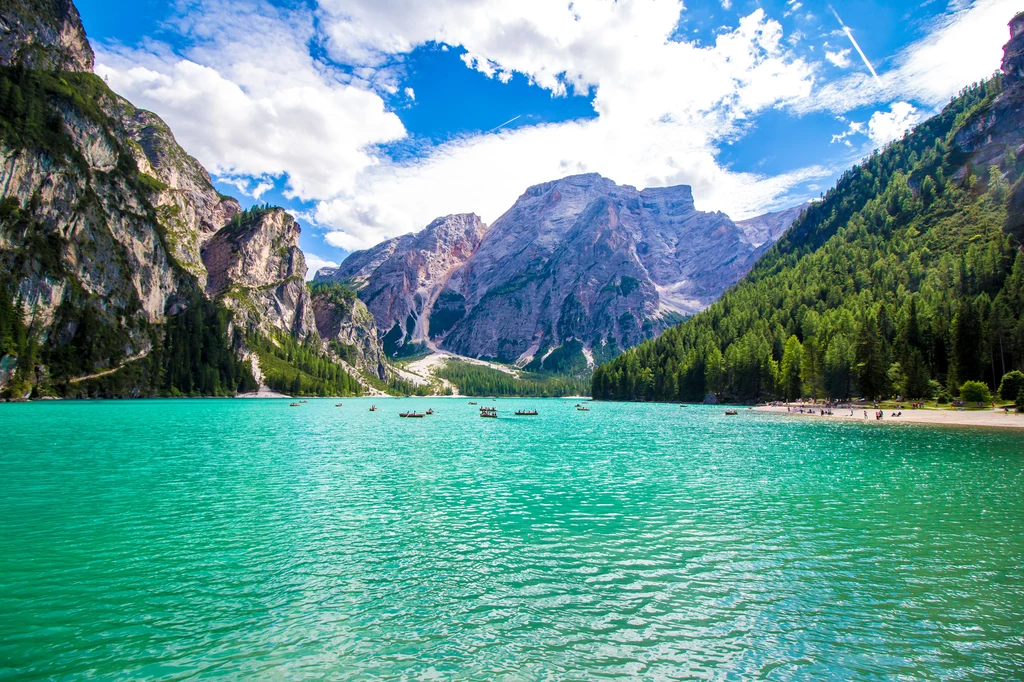 Dostępność miejsca, a także jego charakter sprawia, Polacy zwykli porównywać Lago di Braies do Morskiego Oka