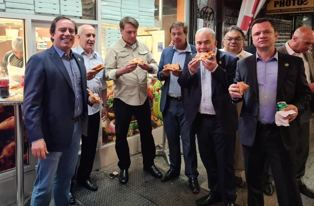 Bolsonaro je pizze na jednej z ulic Manhattanu Bolsonaro je pizze na jednej z ulic Manhattanu