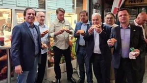 Bolsonaro je pizze na jednej z ulic Manhattanu