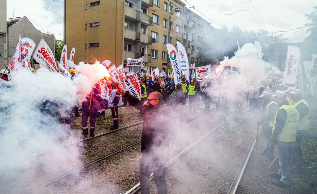 26.05.2021 Wrocław Protest górników pod siedziba Komisji Europejskiej i Parlamentu Europejskiego we Wrocławiu przeciwko decyzji TSUE o zamknięciu Kopalni Turów 26.05.2021 Wrocław Protest górników pod siedziba Komisji Europejskiej i Parlamentu Europejskiego we Wrocławiu przeciwko decyzji TSUE o zamknięciu Kopalni Turów