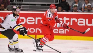 Aron Chmielewski w barwach Ocelarzi Trzyniec (po prawej)