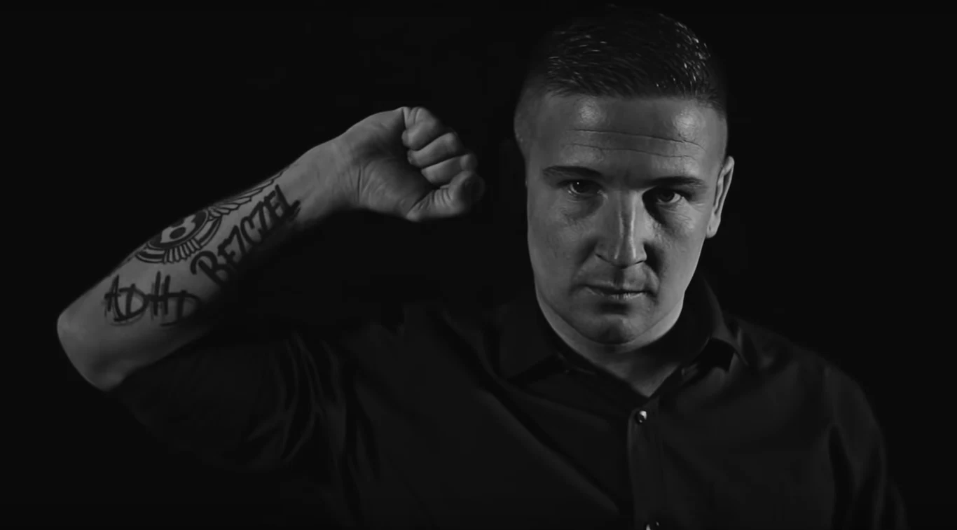 Bezczel w teledysku "Czarne róże" Bezczel w teledysku "Czarne róże"