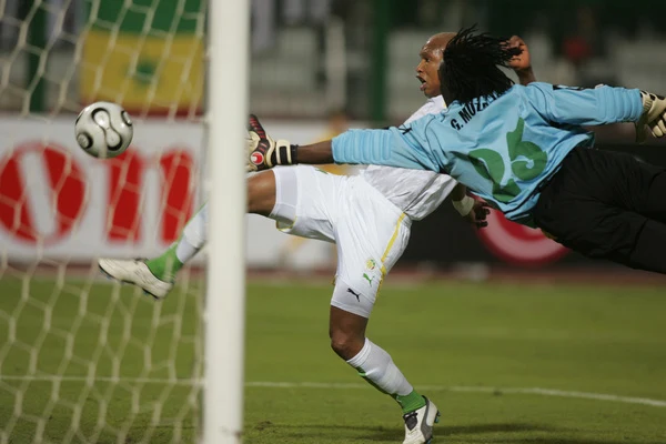 Gift Muzadzi i El-Hadji Diouf podczas meczu Senegal - Zimbabwe na Pucharze Narodów Afryki 2006 Gift Muzadzi i El-Hadji Diouf podczas meczu Senegal - Zimbabwe na Pucharze Narodów Afryki 2006