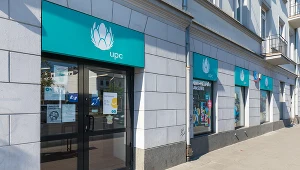 Wejście do saolnu firmy UPC