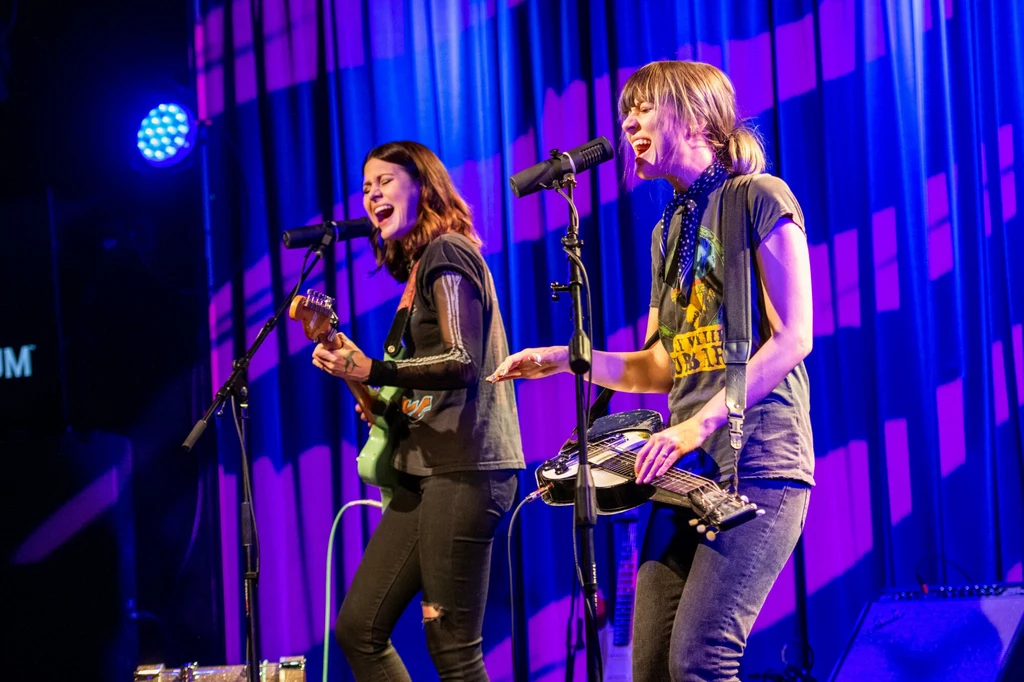 Larkin Poe na scenie podczas rozdania nagród Grammy w 2020 roku