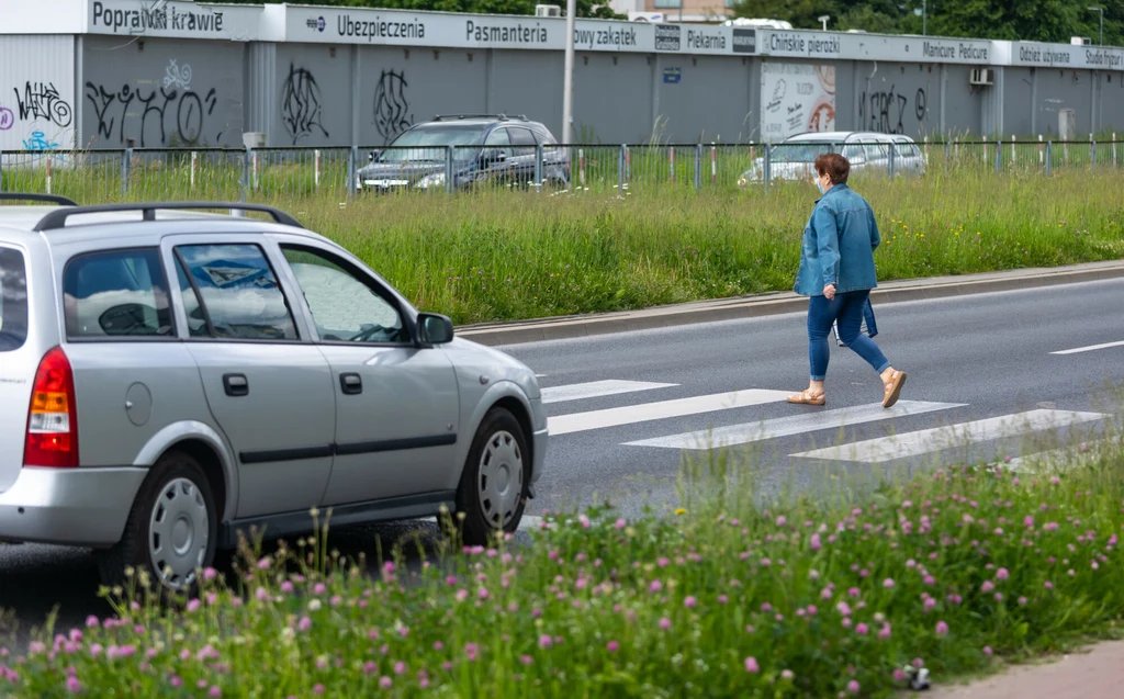 Typowa sytuacja na polskiej drodze - kiedy nie ma sygnalizacji, zawsze istnieje ryzyko, że kierowca na drugim pasie się nie zatrzyma