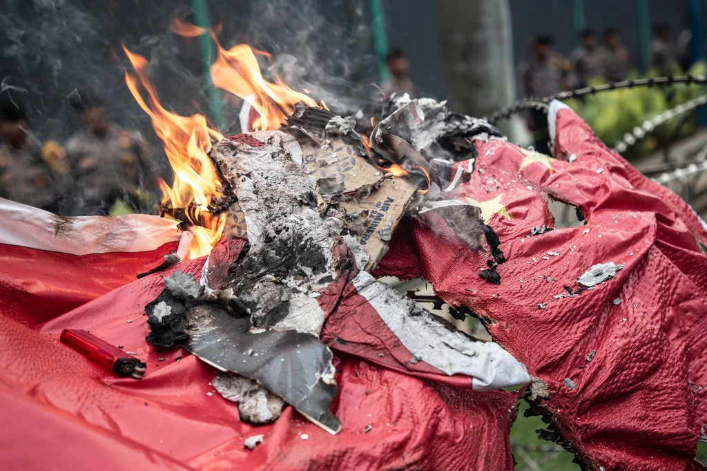 W protestach Ujgurów m.in. palono chińską flagę