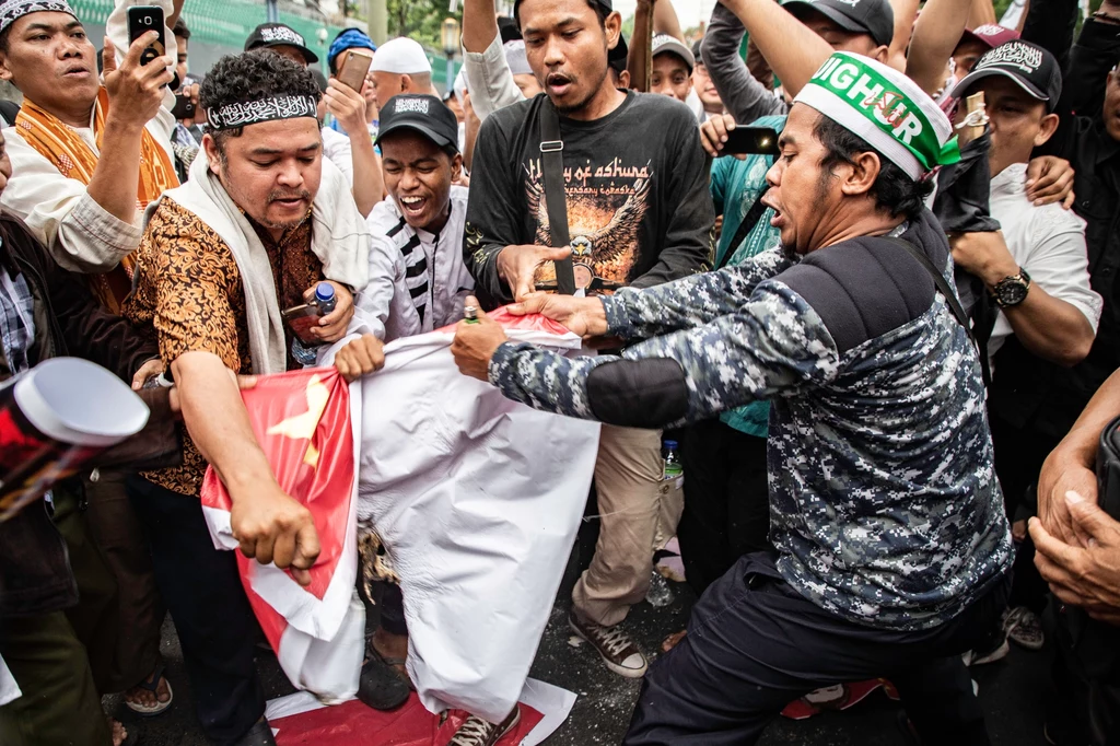 Ujgurzy protestowali na całym świecie. Tutaj targana jest flaga pod Ambasadą Chin w Dżakarcie, Indonezji