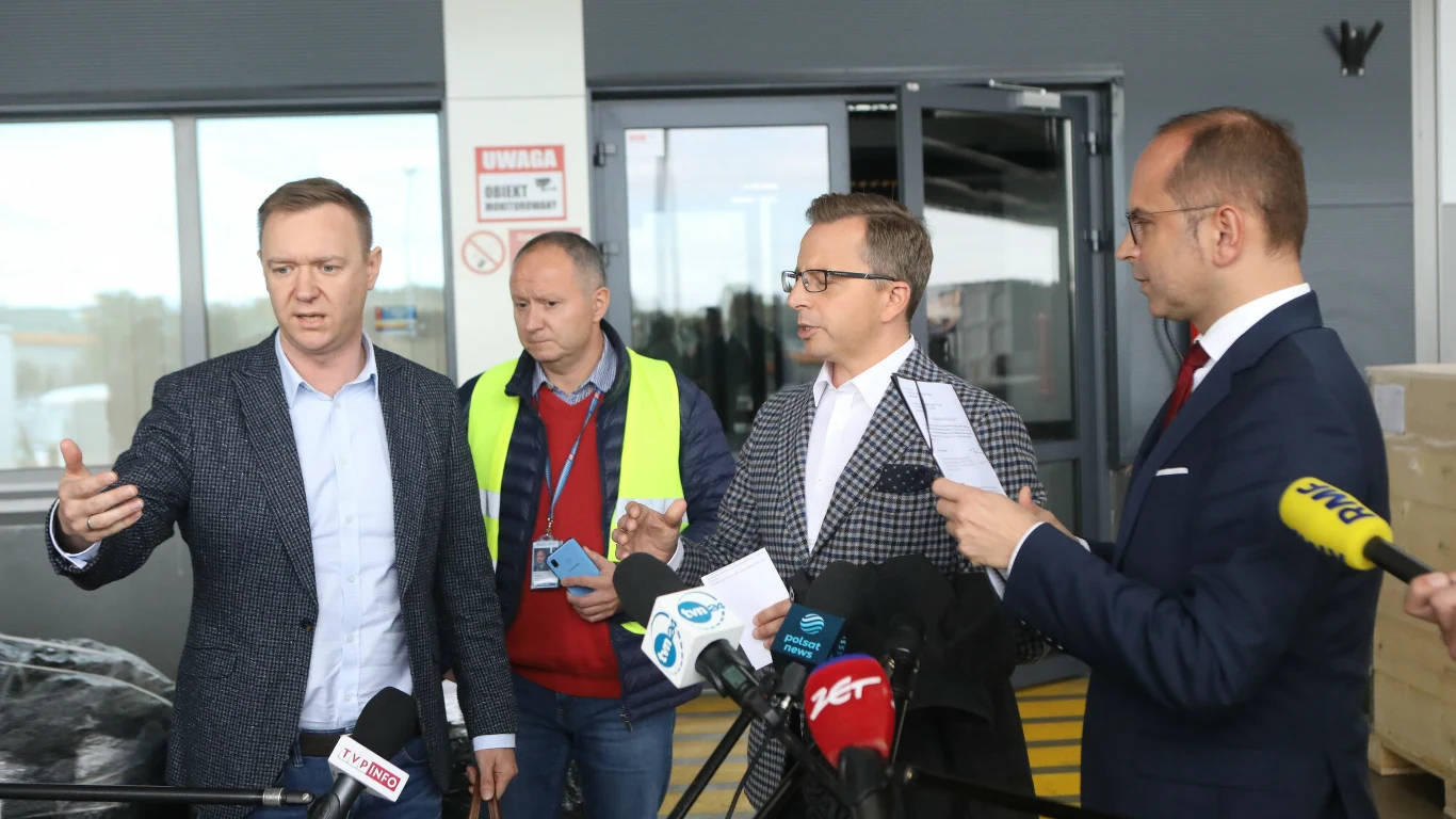Dariusz Joński (KO), Michał Szczerba (KO) i dyrektor budynku, który przerwał briefing prasowy Dariusz Joński (KO), Michał Szczerba (KO) i dyrektor budynku, który przerwał briefing prasowy
