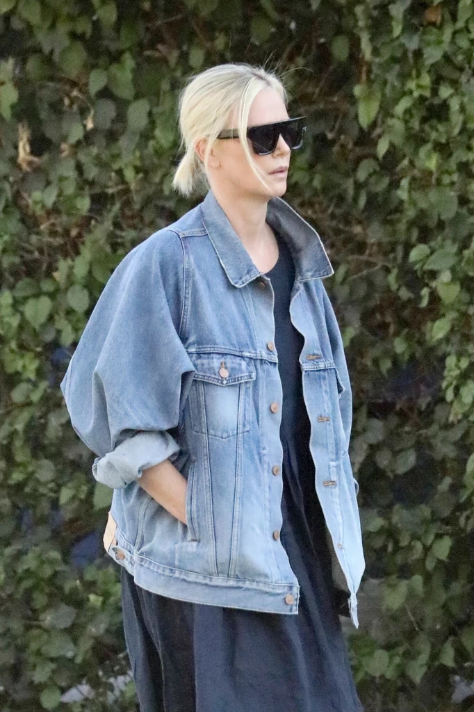 Charlize Theron w modnej jeansowej kurtce