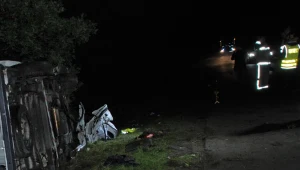 Wypadek w woj. pomorskim. Auto dachowało i uderzyło w drzewo